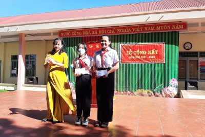 Tổng kết năm học 2021 – 2022. Tuyên dương khen thưởng học sinh và giáo viên hoàn thành xuất sắc trong năm học. Bàn giao học sinh về hè tại địa phương.