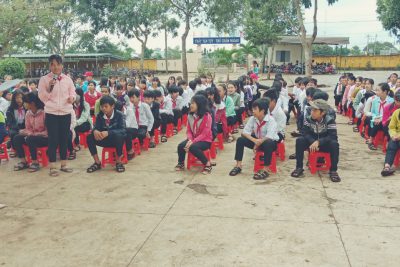 Công an Thị xã Buôn Hồ phối hợp với Đội tuyên truyền An toàn giao thông, ma túy, bạo lực học đường…tặng quà các em học sinh nhân ngày Tết Nguyên đán