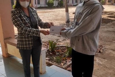 Tặng thiết bị học cho học sinh theo chương trình “sóng và máy tính cho em”